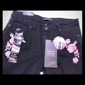 Angel Kiss Rose embroidered distressed skinny jean